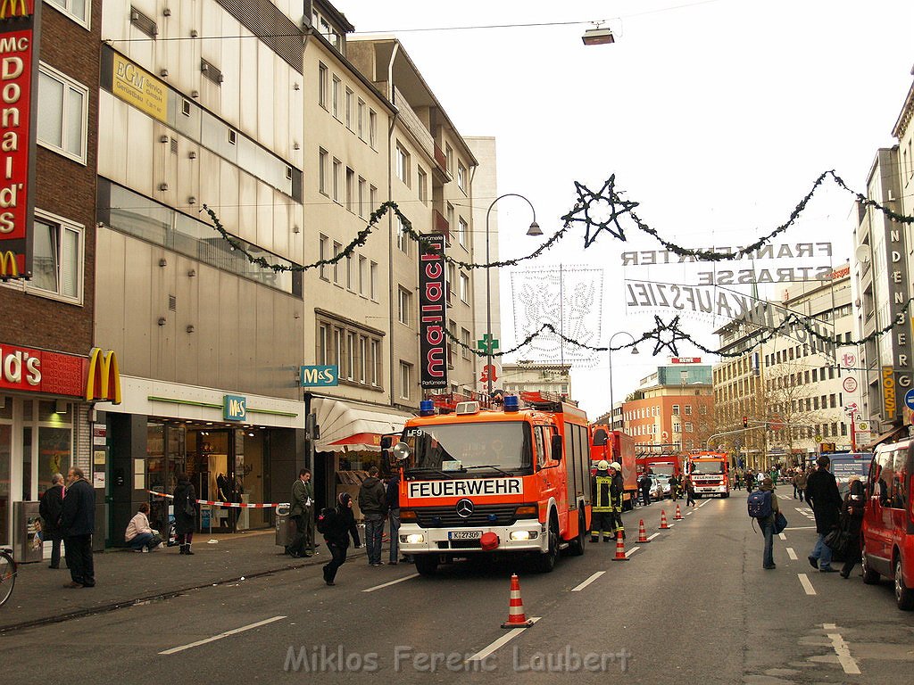 Feuer Koeln Muelheim Frankfurterstr Wiener Platz P89.JPG